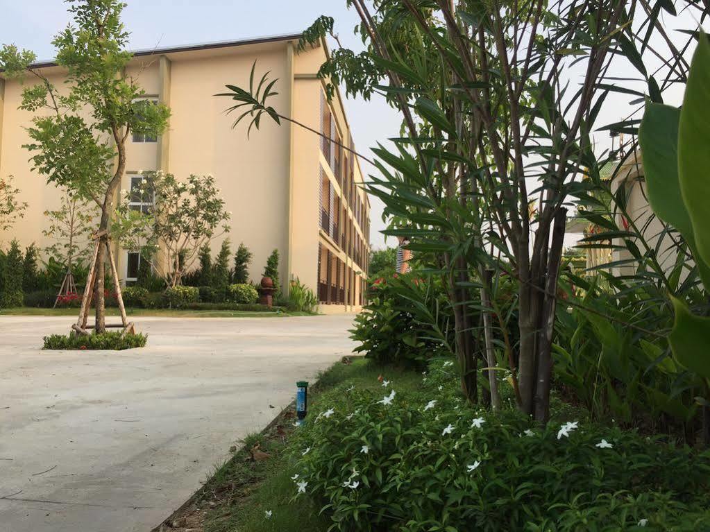 Oyo 306 Paradise Park Laemchabang Si Racha Bagian luar foto